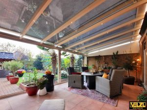Créme-wit tuinkamer met glazen dak en zonwering