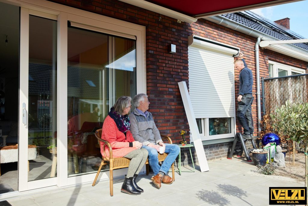 Monteur van VELZL monteert een overkapping