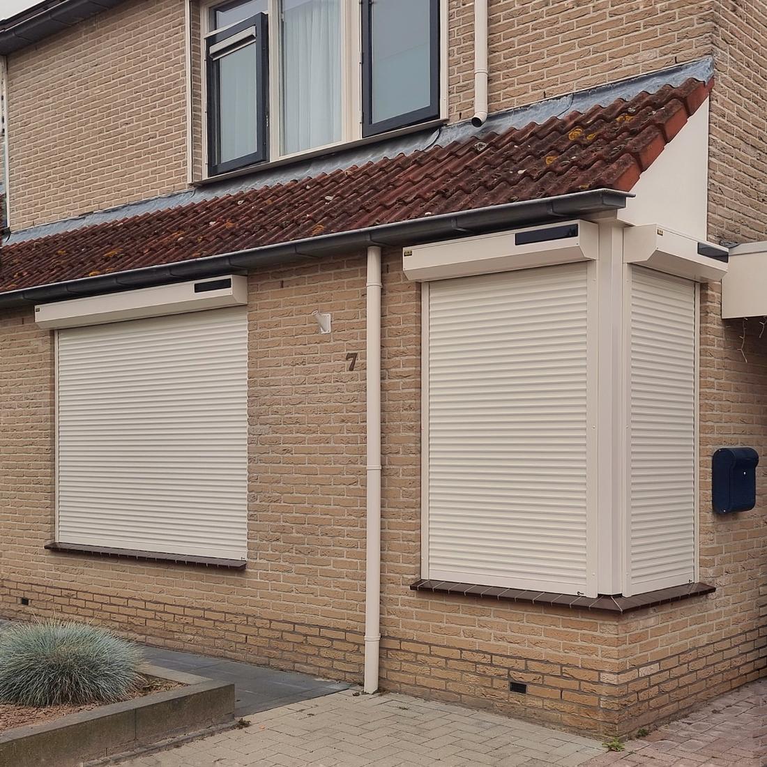 Solar rolluiken met zonnepaneel op de kast